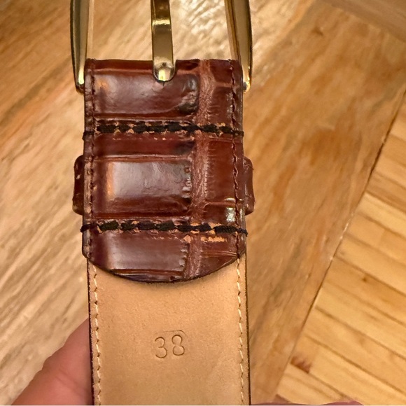 Luxurious Brown and Gold Leather Belt with Crocodile Texture - Picture 2 of 4